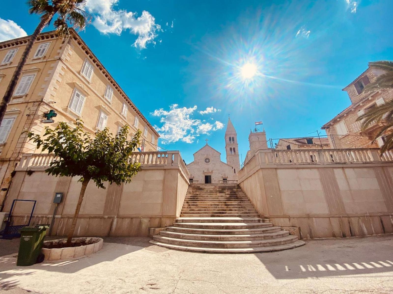 Apartments Sandra In The Historical Center Of The City Supetar Exterior photo